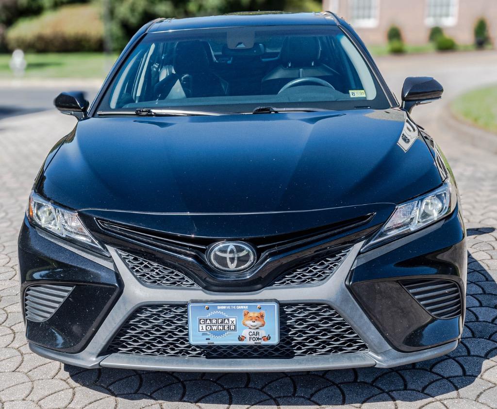 2020 Toyota Camry SE's photo